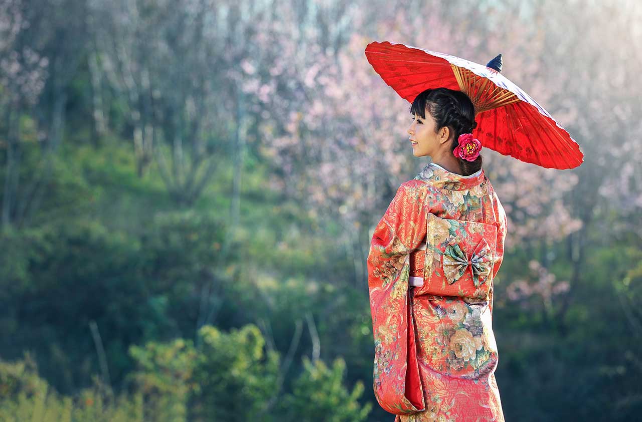 Japán nő kimonót visel